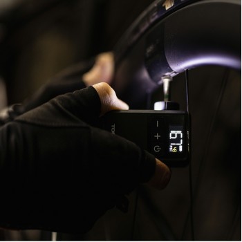 Насос компактный электрический Topeak E-Booster Ddigital Mini (TDP-E02)