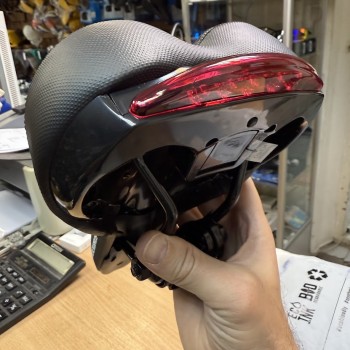 Седло велосипедное комфортное с интегрированным фонарём Rockbros FU-5700L